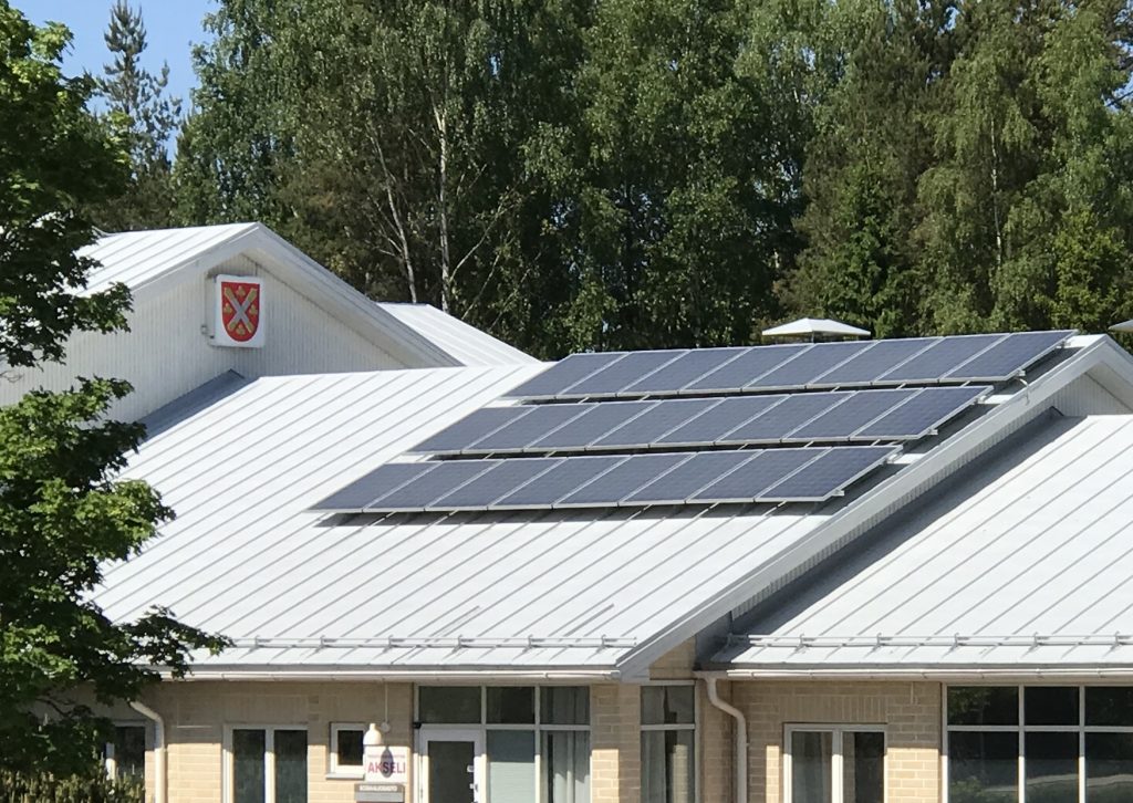 Aurinkopaneelit kunnanviraston katolla